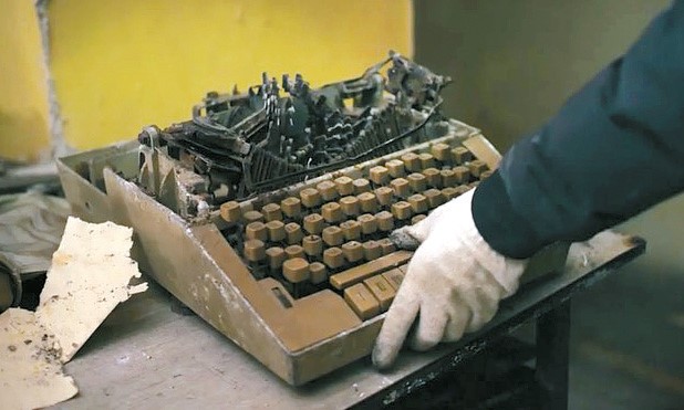 Понищена друкарська машинка, яку, ймовірно, використовували для друку документації у бомбосховищі. Фото автора