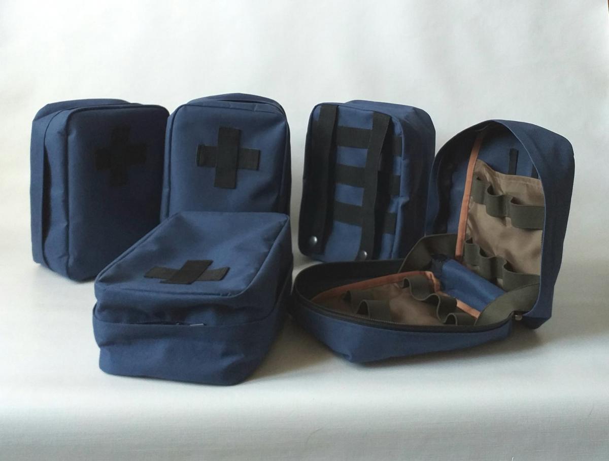 Дизайнерка одягу Олеся Гринь розробила лекала і пошила пілотні медичні сумки для армії.