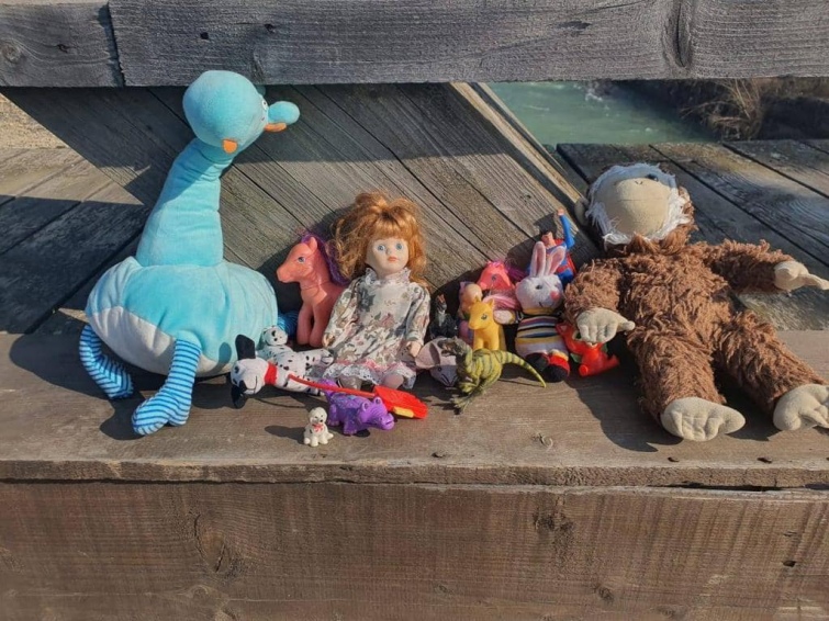 Історичний міст через річку Тису в Закарпатській області, на якому дітям розклали іграшки.