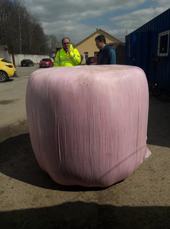 Ось таке сіно – 300 кг – передали іноземці. Фото автора