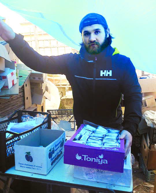 Володимир з Норвегії допомагає львівським волонтерам. Фото автора