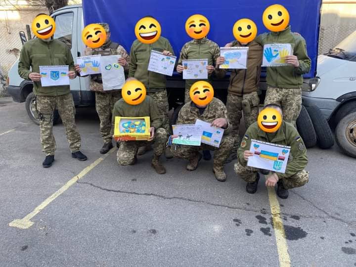 Воїни 59-ої бригади дякують ременівським дітям за їхні гарні малюнки і смачне печиво.   