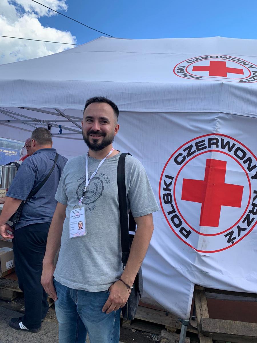 Волонтер Червоного Хреста Андріян Мозола. Фото автора