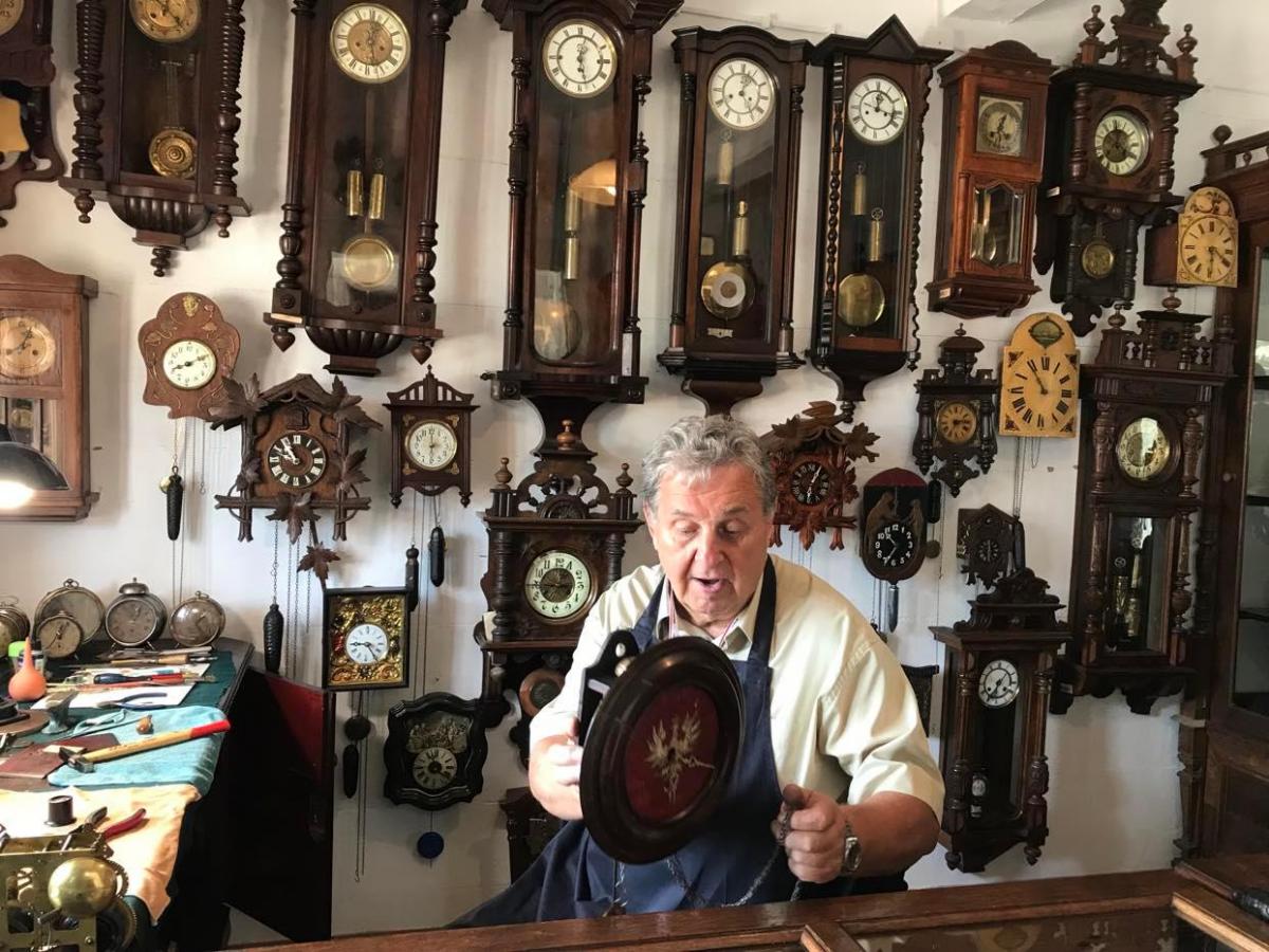 У руках годинникового майстра Збігнєва Вуйціка оживають усі механізми. Фото автора