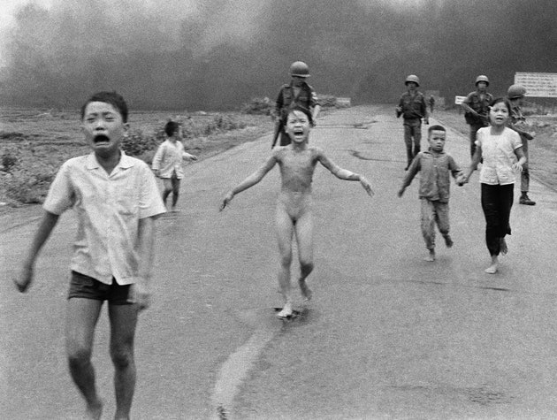 1972 рік. Війна у В’єтнамі. Обпечена напалмом Кім Фук (у центрі) благає про допомогу.