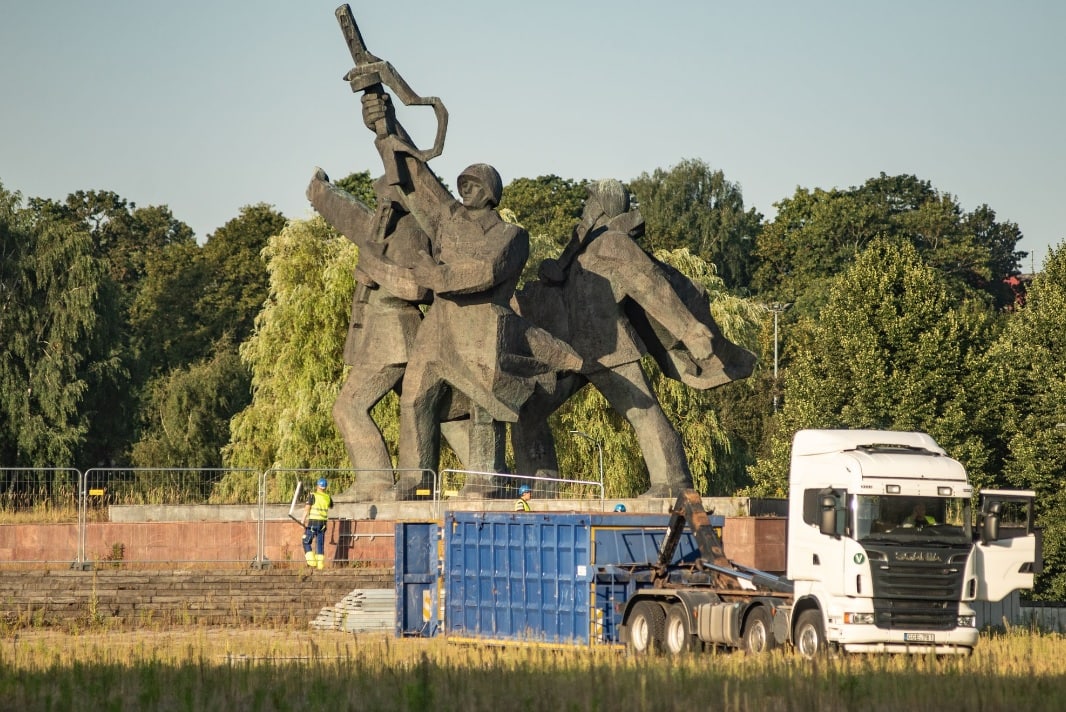 "Пам'ятник Перемозі" у столиці Латвії Ризі мають остаточно знести до 15 листопада. Фото Twitter.