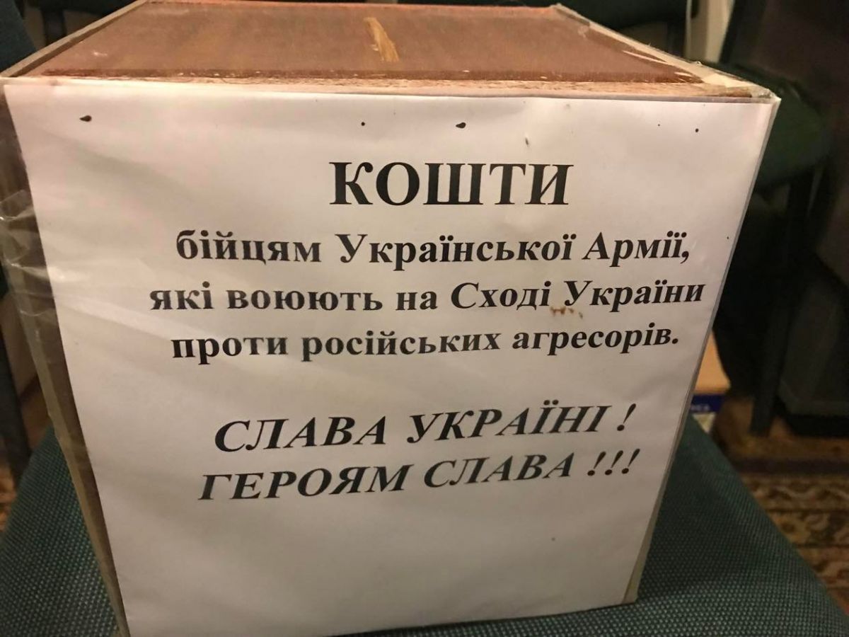 Скринька, у яку учасники камерного оркестру ліцею імені Соломії Крушельницької збирають кошти на підтримку ЗСУ.