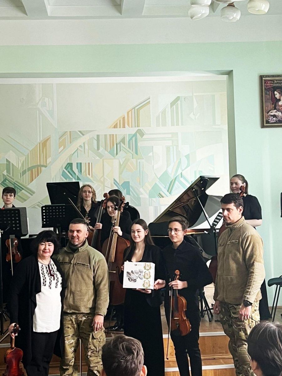 І фото на згадку (зліва направо) - керівник камерного оркестру Марта Гуневич, Ілля Лазоркін, Марта Продан, учень 10 класу Ярема Мельник та Тарас Маленький.
