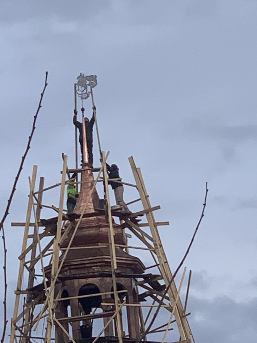 На шпиль вежі майстри встановлюють флюгер із зображенням св. Юрія-Змієборця.