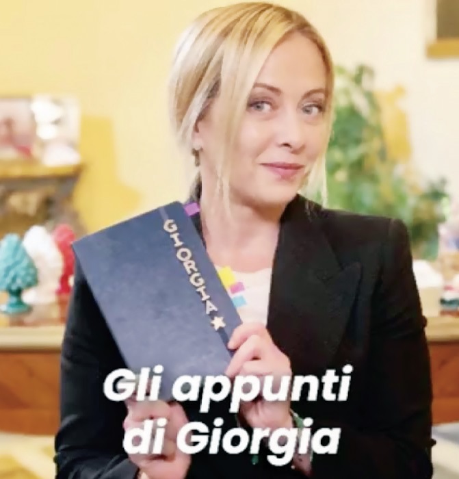 У рамках мережевого проєкту «Нотатки Джорджі» прем’єр-міністерка Італії щотижня спілкується з виборцями, відповідаючи на їхні запитання й обговорюючи «гарячі» теми. Фото rainews.it