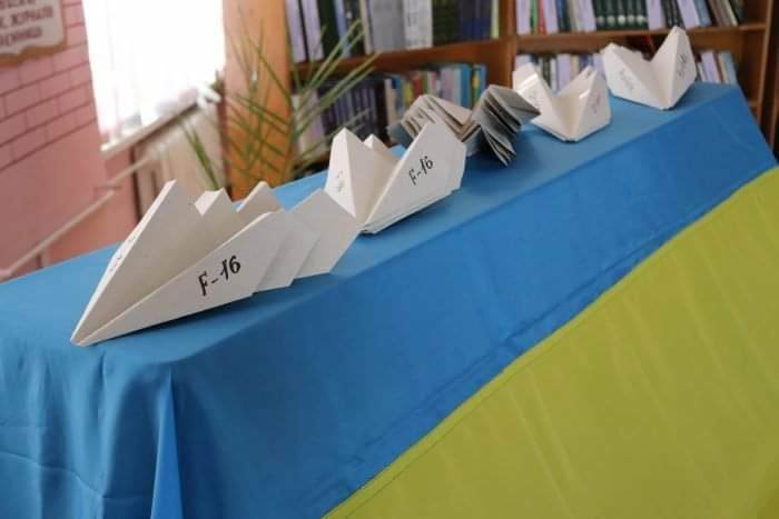 Новий папір жидачівські школярі використали під час акції на захист українського неба від російських ракет. Фото Олексія Хемія.