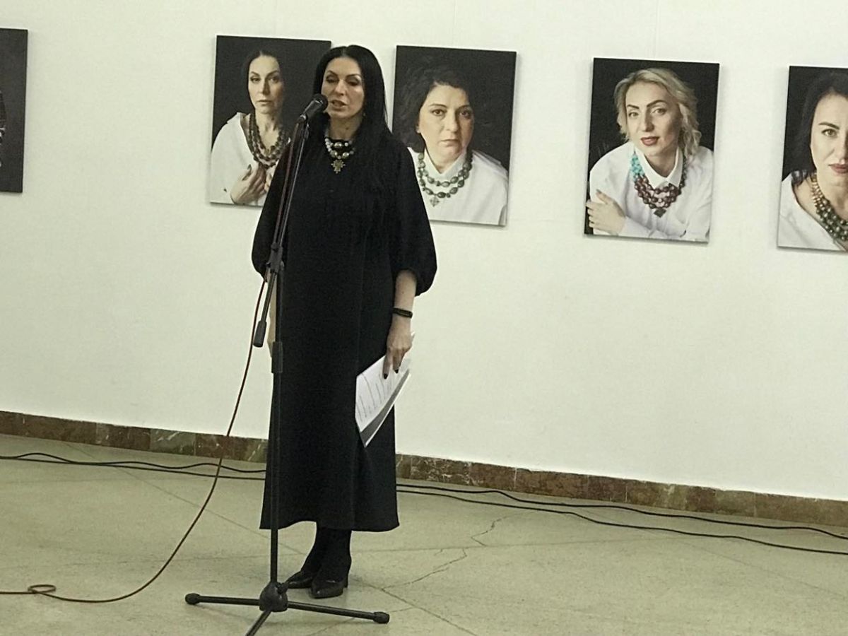 Оксана Ганкевич відкриває виставку.