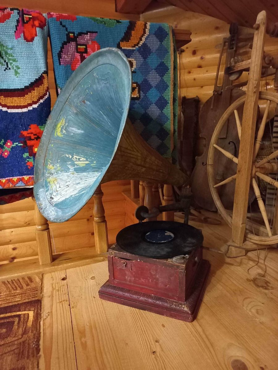 У домашньому музеї Треничів є і старенький грамофон, і бойківський бас. Фото Олекси ФЕДИНЦЯ.