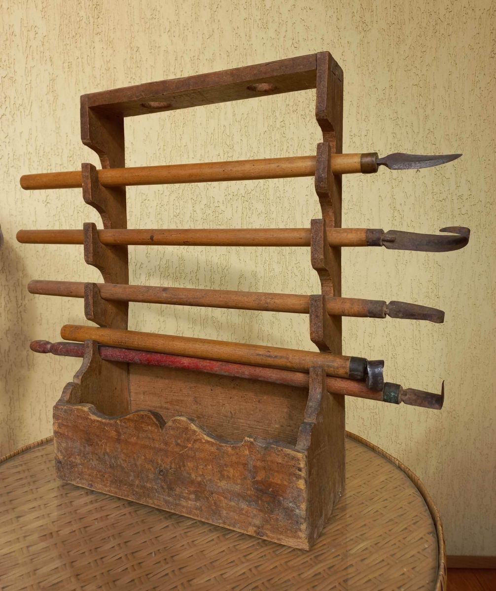 Ось такими ножами колись виготовляли дерев’яники. Фото Олекси ФЕДИНЦЯ.