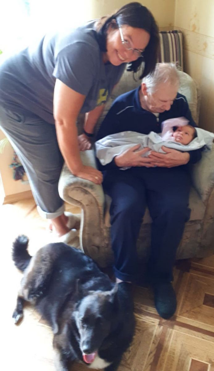 Пані Леся каже, що її чоловік був дуже уважним до членів своєї родини. На цьому знімку він разом із внучкою на руках – після того, як повернувся з лікарні.