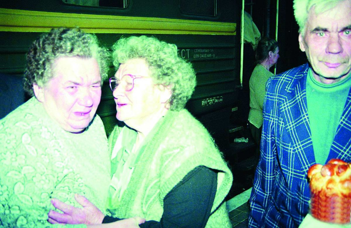 2002 рік. Щемлива зустріч на львівському вокзалі. Розалія Какаришкіна, Андрій Сарабахов зі своєю двоюрідною сестрою Софією Стеблій (Сарабахою).