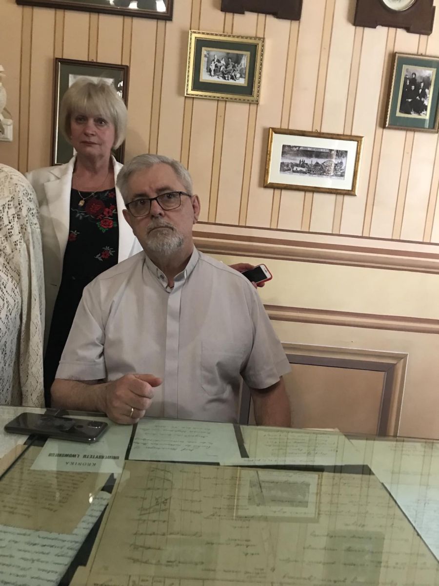 Отець Зеновій Микласевич та його сестра Лариса передали багато речей Михайла Грушевського до музею.