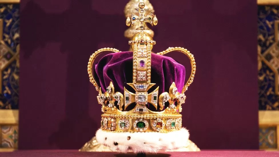 Під час коронації на голову Чарльза ІІІ одягнуть Корону Святого Едварда, виготовлену в середині 17 століття.