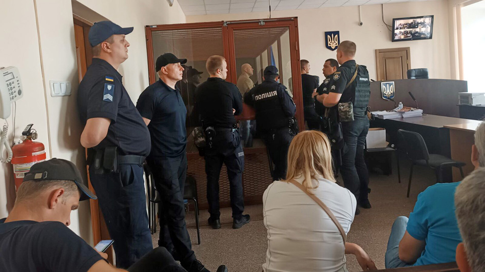 Коли пристрасті у судовій залі закипали, суддя викликала додатковий наряд правоохоронців… Фото Василя ПАЗИНЯКА.