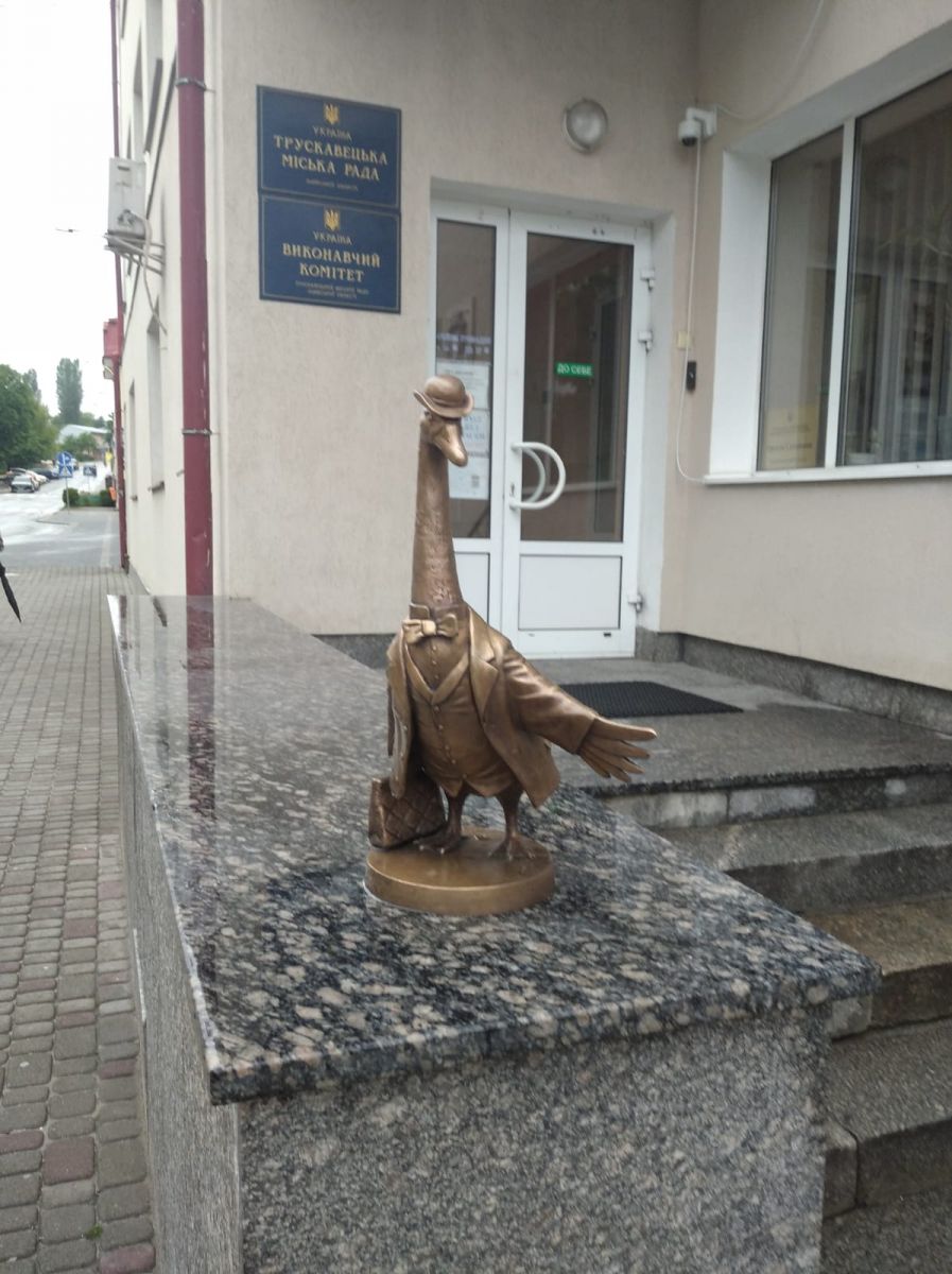 Відтепер Гусак, птах-символ та талісман Трускавця, зустрічає гостей перед входом до приміщення міськради.