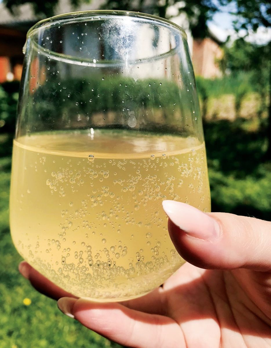 Зелено-жовтий напій має присмак шампанського.