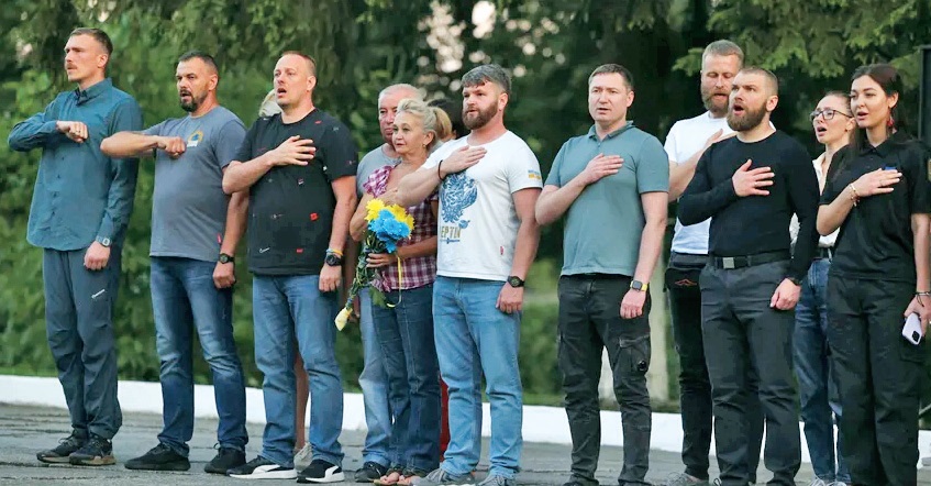 Воїни-“азовці” під час урочистої зустрічі у Львові. У центрі, біля свого сина Святослава Паламаря (у білій футболці), його батьки.