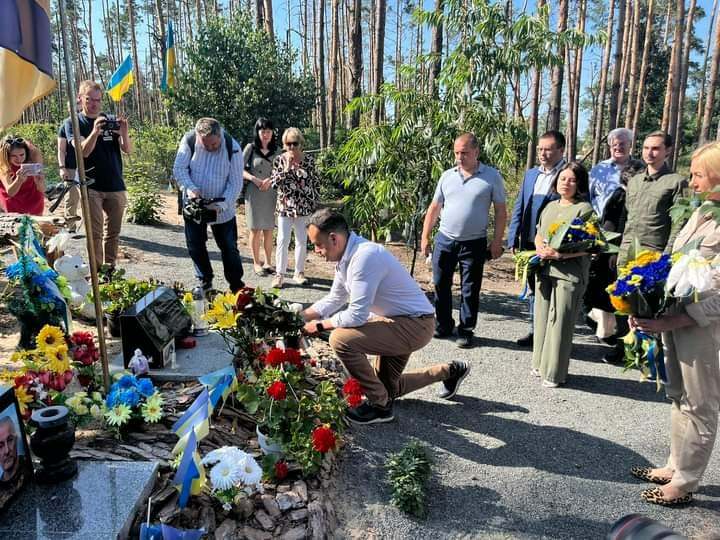 Глава ірландського уряду кладе квіти до меморіалу загиблим у війні з росією українцям.