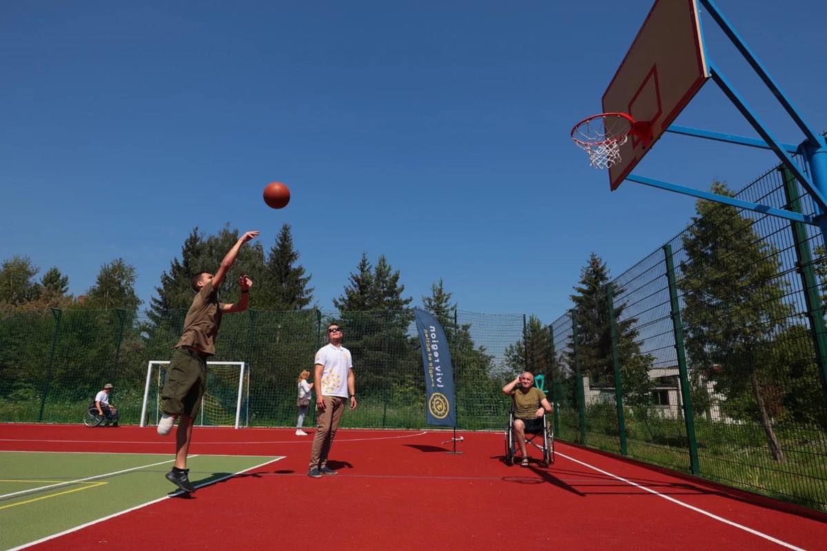 Під час презентації проєкту мужні захисники зіграли баскетбол на інклюзивному спортивному майданчику в Карпатах.