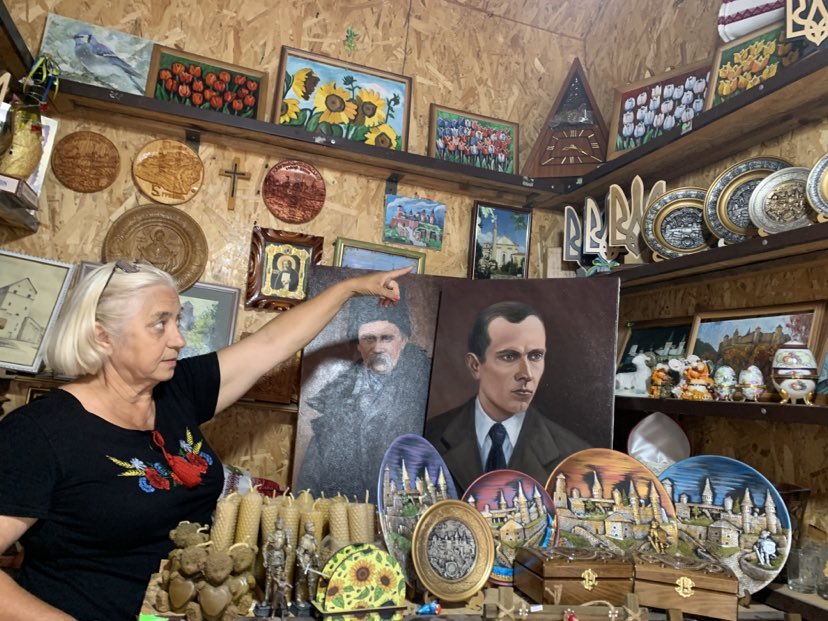 Портрети на сувенірному ринку коштують 15 тисяч гривень.