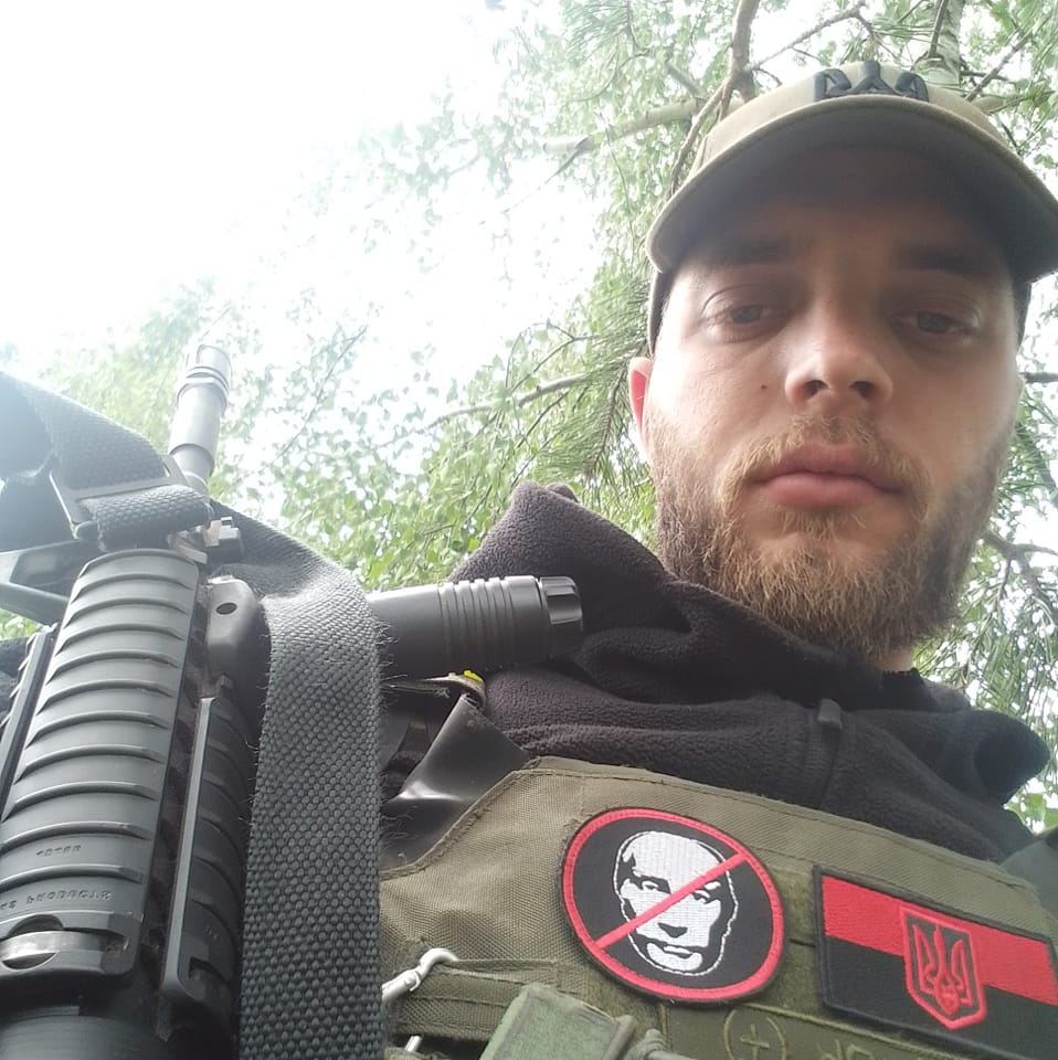 Перекреслений путін на нагрудному шевроні нагадує, що Ніколя воює в Україні проти режиму російського самодержця-агресора.