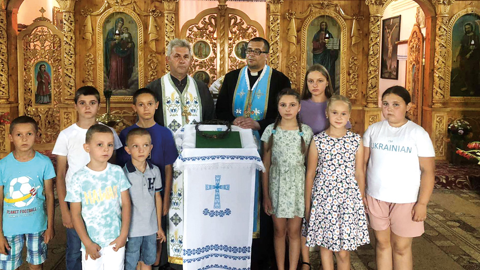 Фото о. Василя Яремка і парафіян церкви св. Миколая-чудотворця.