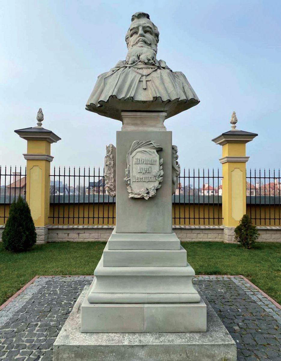 Пам’ятник Андрею Шептицькому на території Кристинопільського монастиря.