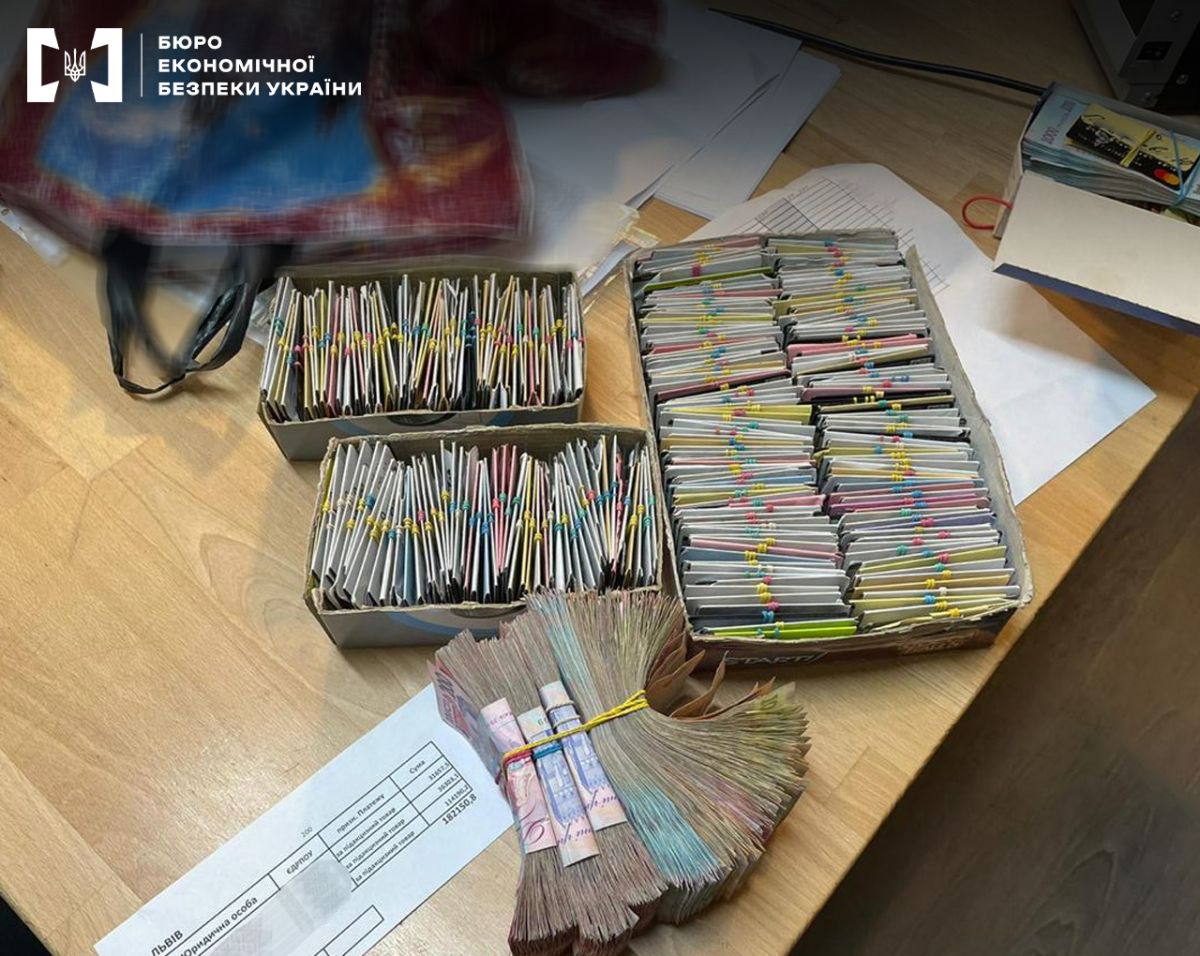 Детективи БЕБ вилучили у підприємців 8 млн грн та 415 банківських карток