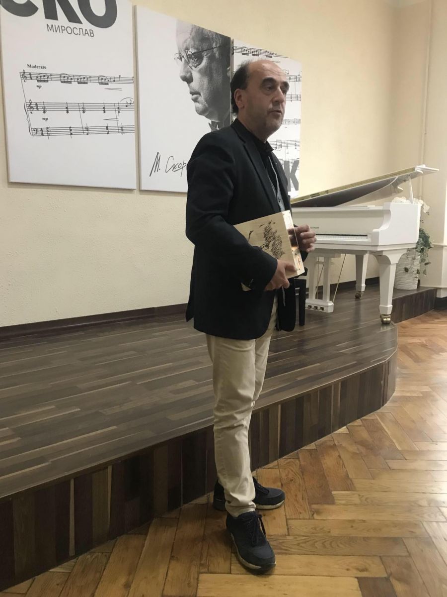 Директор Львівської національної флармонії Володимир Сивохіп прийшов привітати колектив музичого ліцею зі святом.