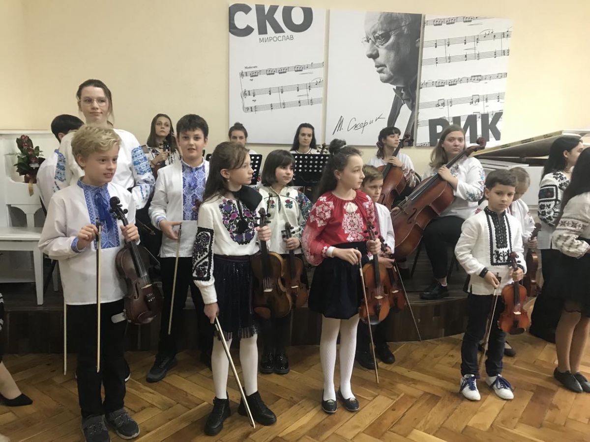 Ансамбль скрипалів ліцею виконав знамениту "Мелодію" Мирослава Скорика.