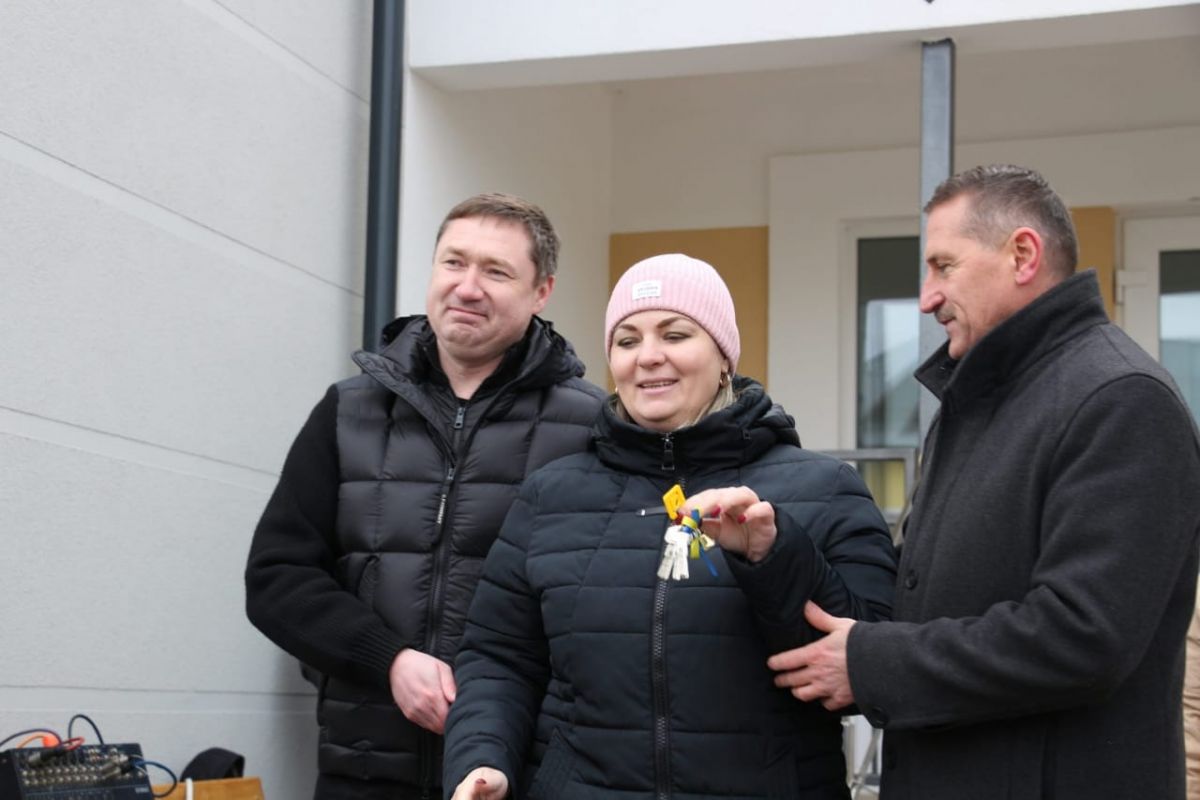 Максим Козицький (ліворуч) разом із головою Дрогобицької міськради Тарасом Кучмою (праворуч) вручають ключі від помешкань новоселам. Фото пресслужби Дрогобицької міськради.