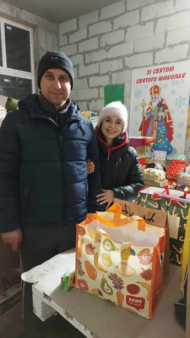 Львівські волонтери пакують "миколаївські" подарунки.