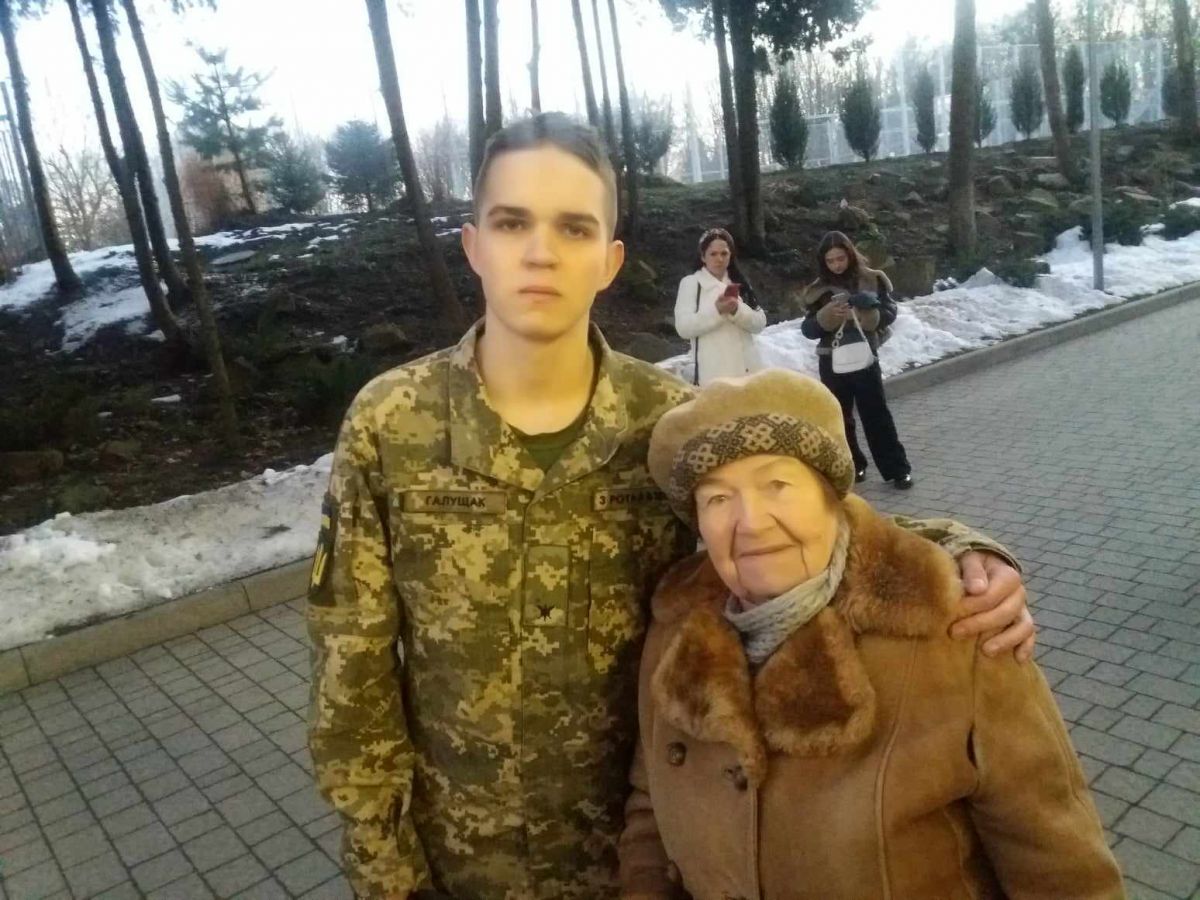 Ліцеїст Андрій Галущак і його патріотична 85-річна бабуся. Фото автора.