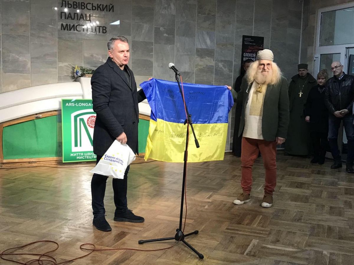 Прапор з підписом генерала Валерія Залужного митцеві вручив Олег Синютка.