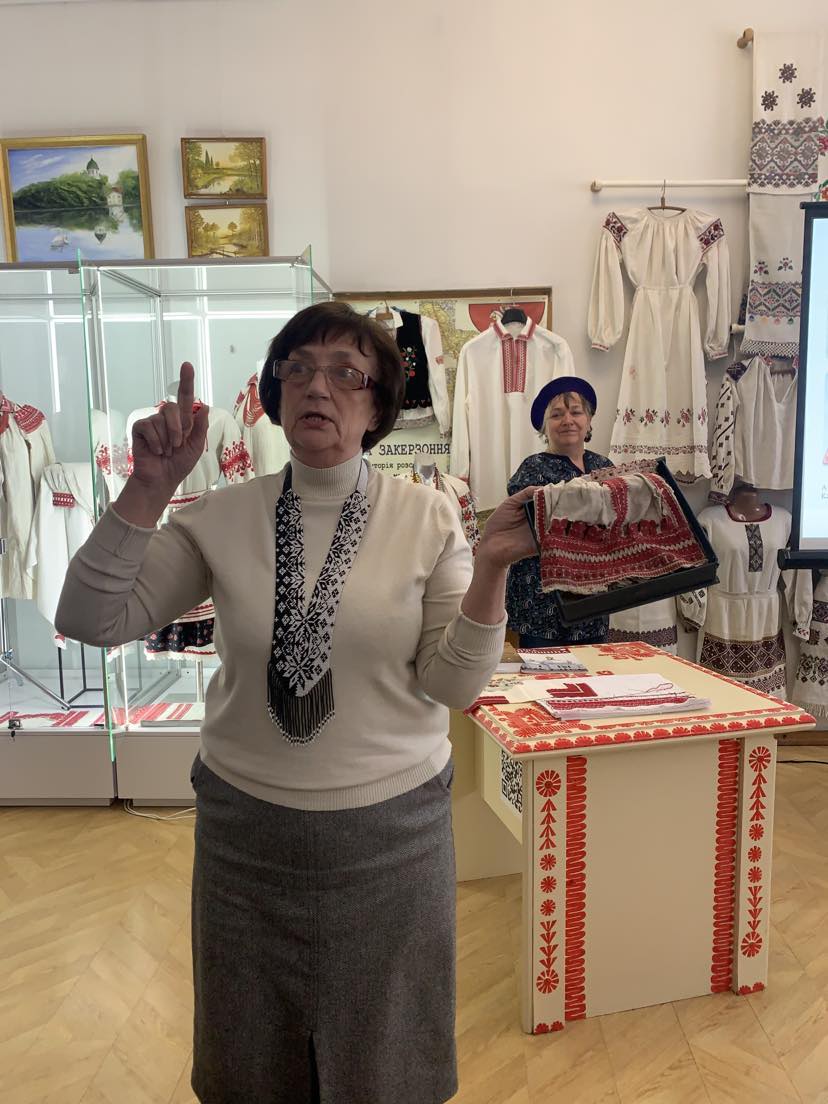 Анна Кузбит показує старовинні взірці тканин з Городоцьким швом.