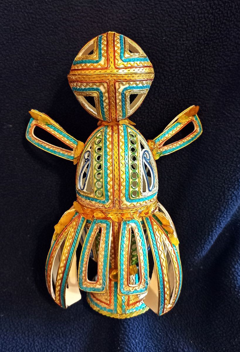 Лялька-мотанка, виготовлена зі шкаралупи двох гусячих яєць