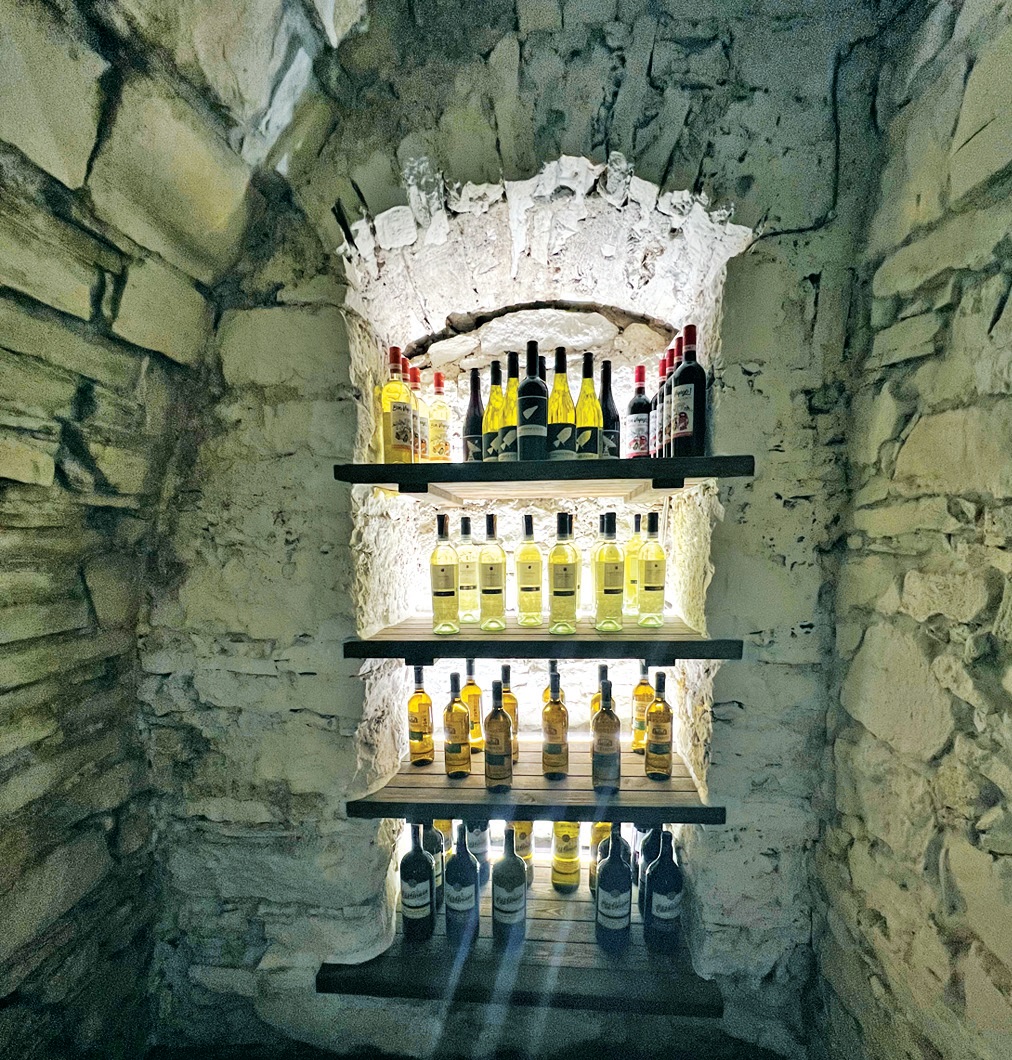 У підземеллі зберігають локальні вина.