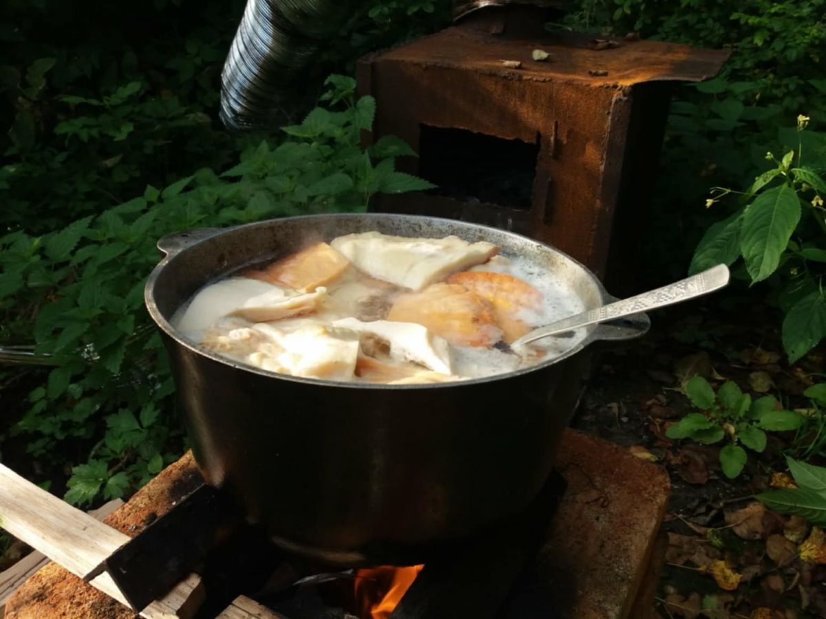 Перед тим, як потрапити на пательню, кулини відварюють. Фото автора.