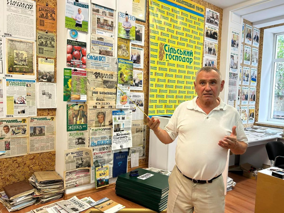 Засновник музею Богдан Новосядлий показує друковані експонати.