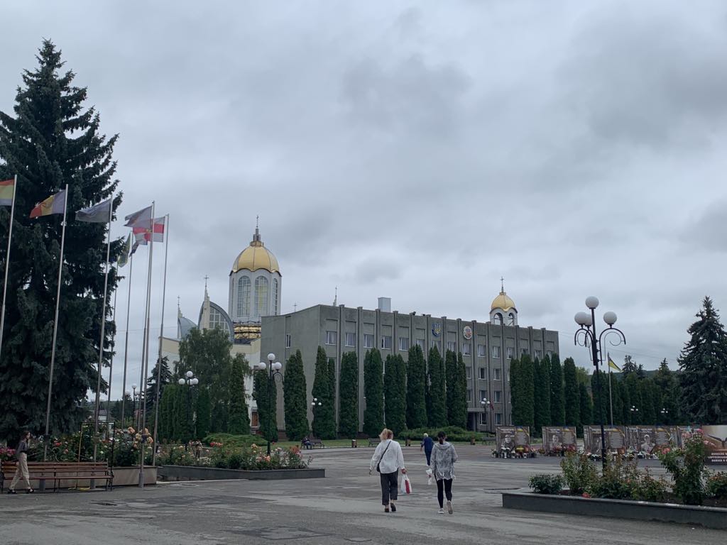 Міський голова Чорткова вважає, що радянська будівля РДА псує вигляд площі.