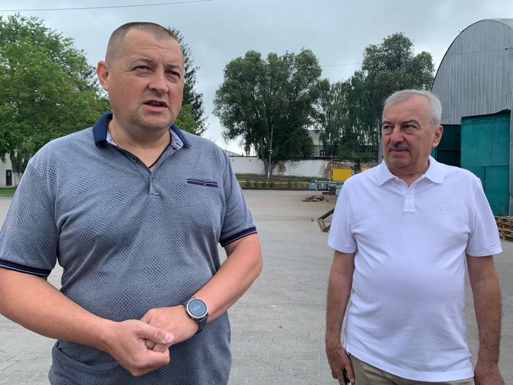 Директор Західноукраїнського промислового хабу Віталій Король (зліва) розповідає про заснування парку