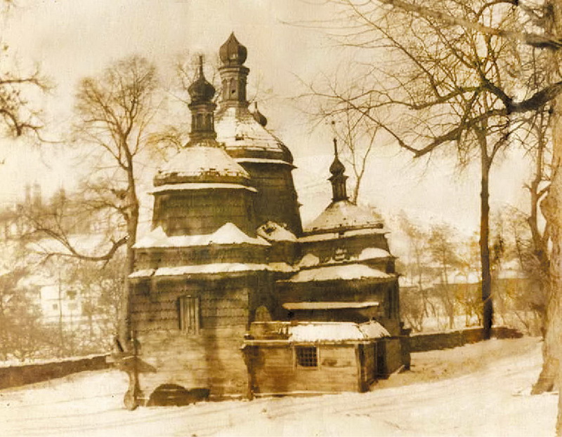 Так виглядала у 60-х роках у Коропці стара дерев’яна церква Св. Миколая, дзвони якої вберегли відважні односельці.