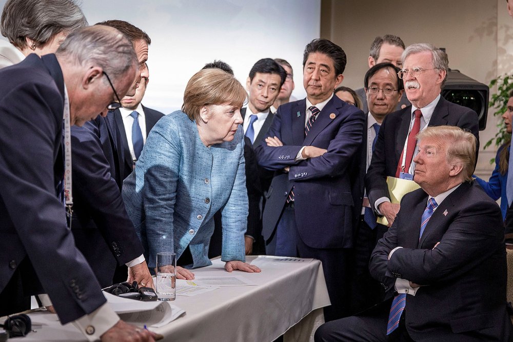 Це фото зі саміту G7 у Квебеку не залишає сумнівів: лідерам західного світу, президенту США Дональду Трампу й канцлеру Німеччини Ангелі Меркель, порозумітися непросто...Фото time.com