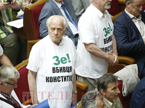 Степан Хмара і Віктор Шишкін у протестних футболках.