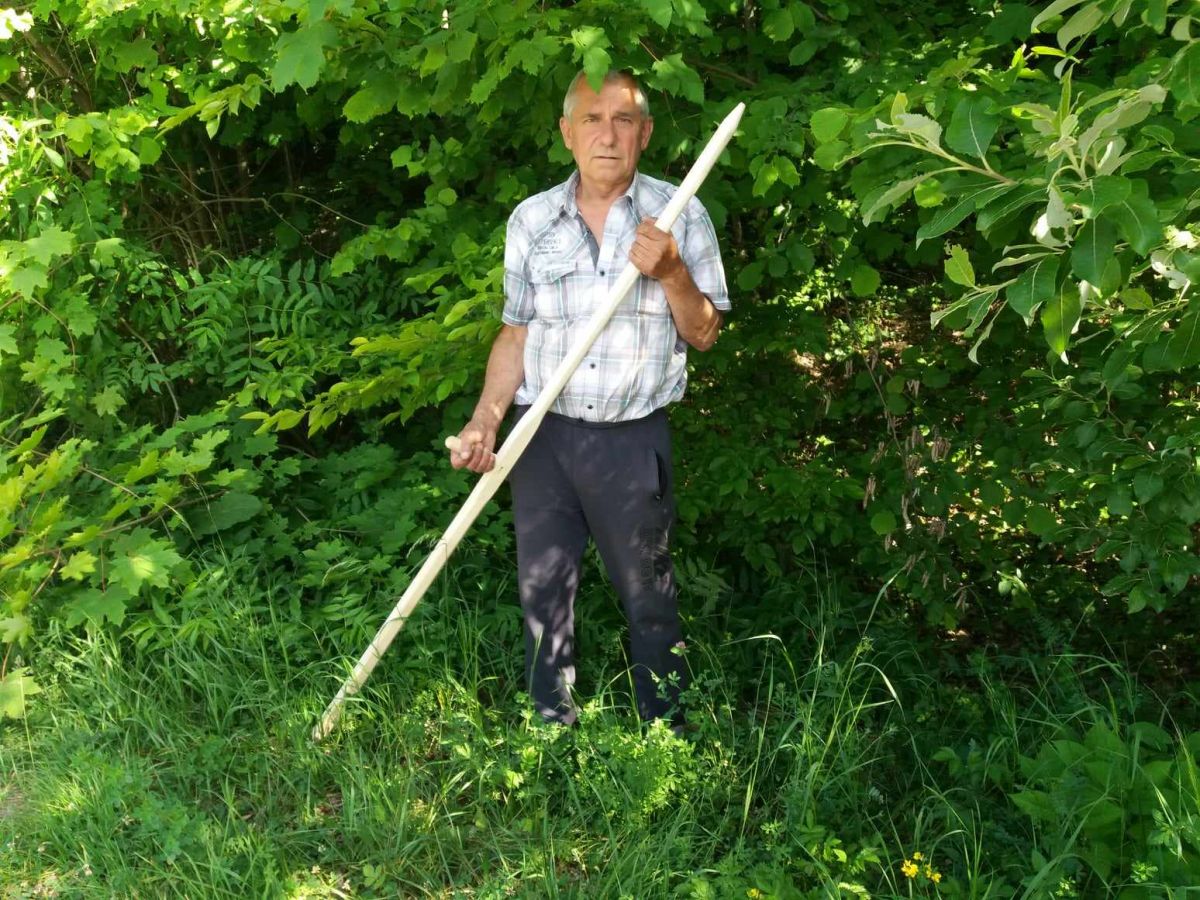 Андрій Манацький і у себе траву покосив, і про сусіда-воїна не забув... Фото автора.